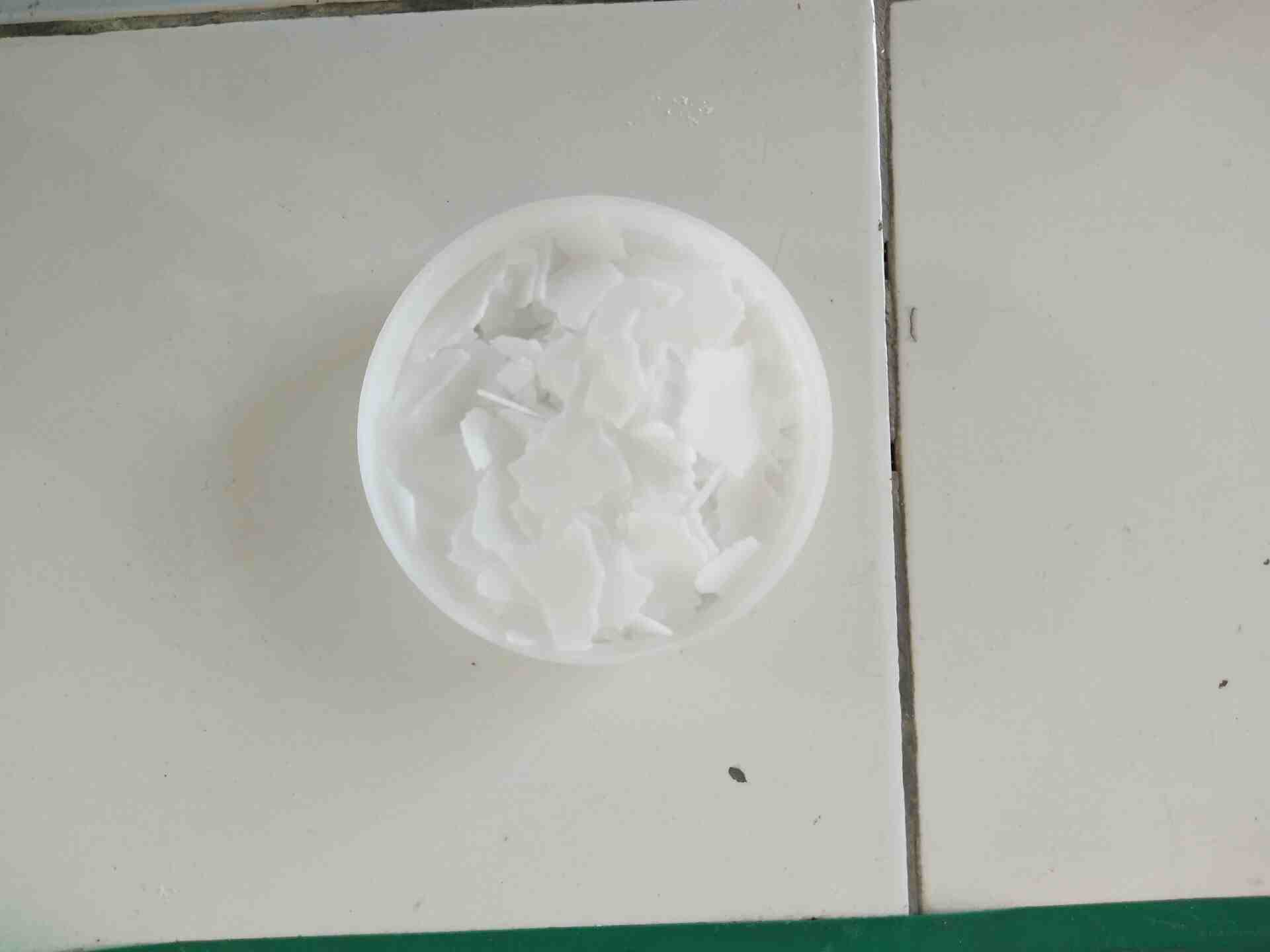 Potassium hydroxide flakes